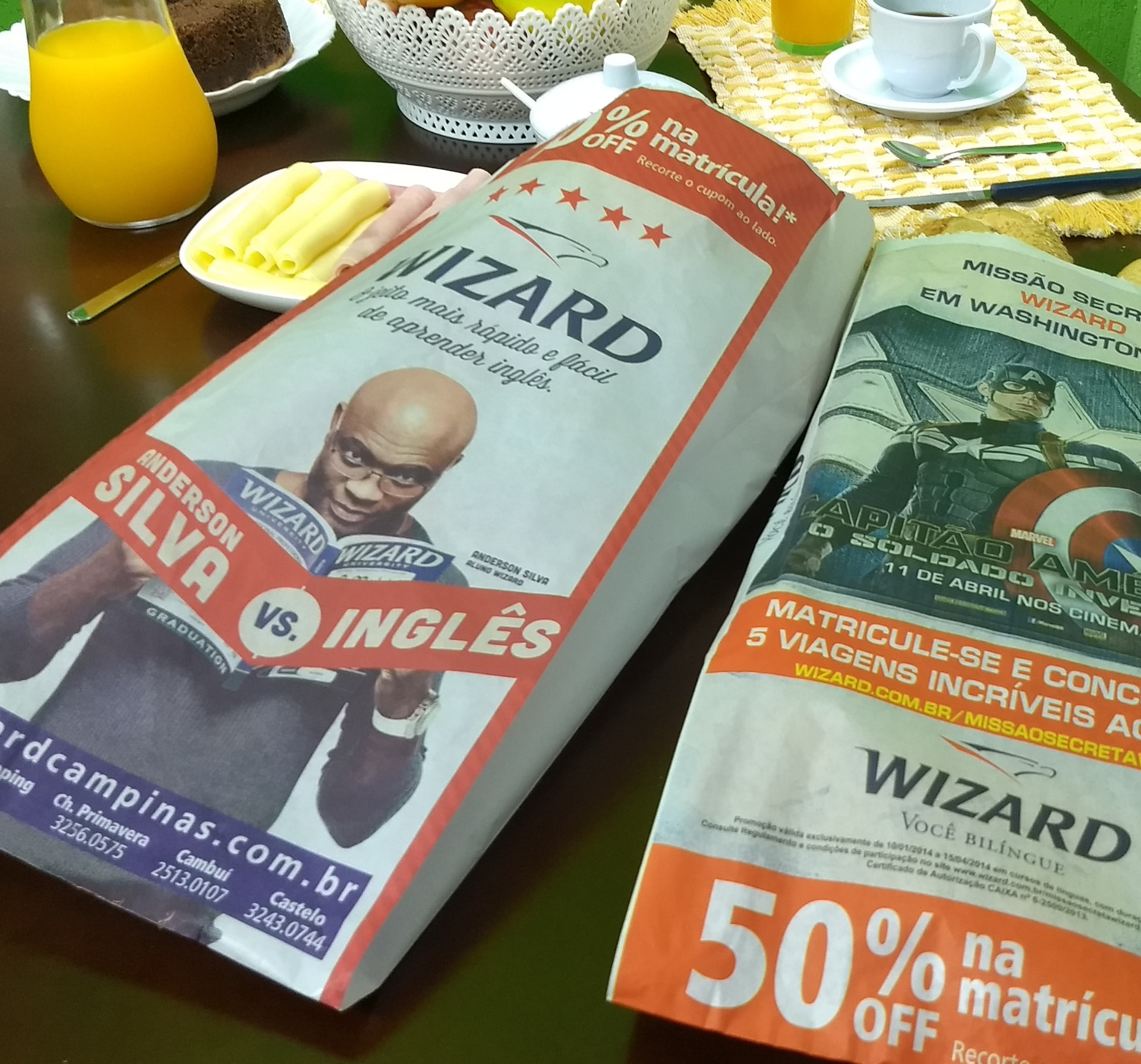 Publicidade em saco de pão em uma mesa de café