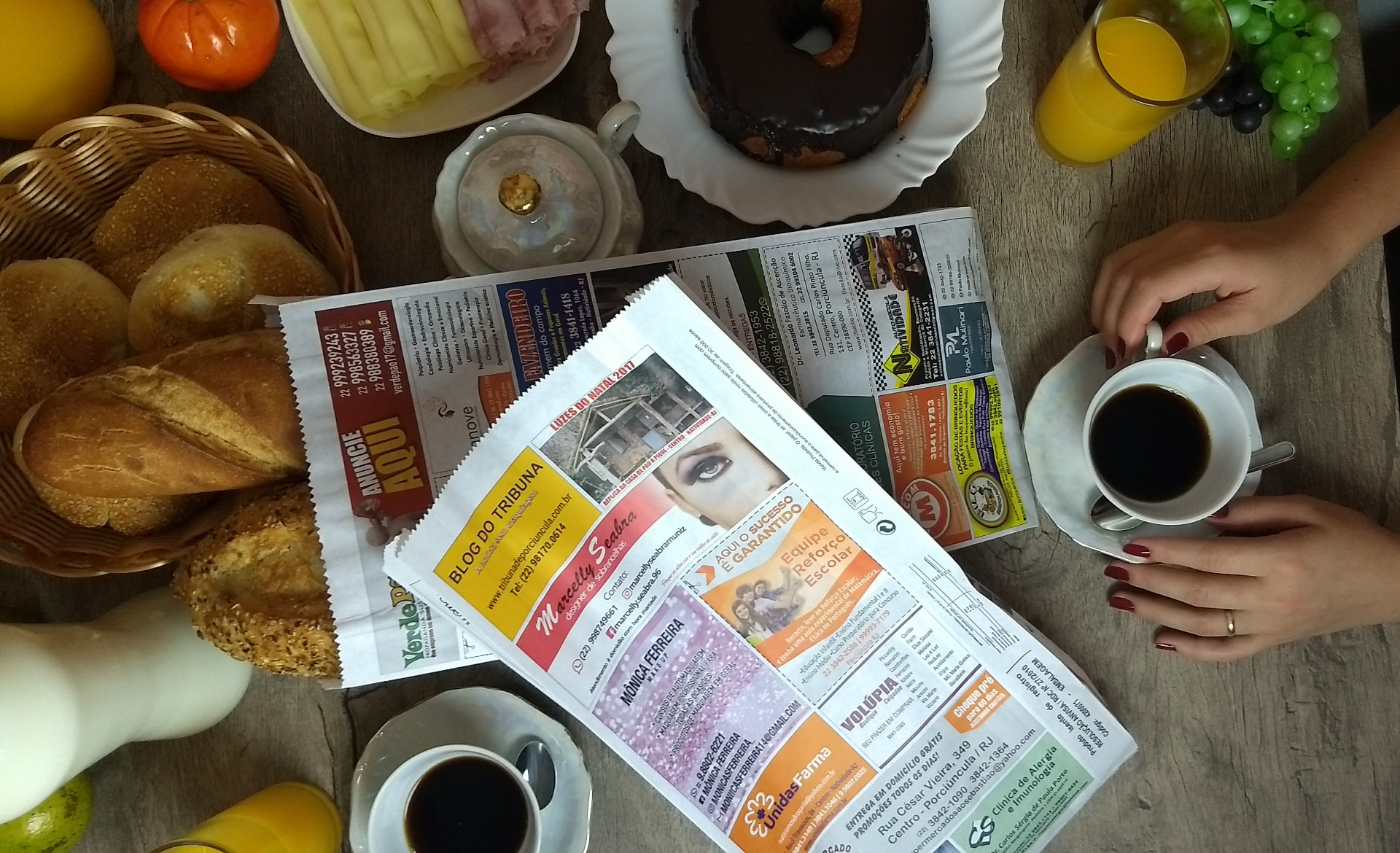 Sacos publicitários ao lado de pão e xícaras de café
